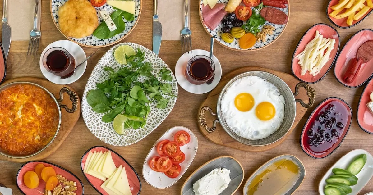 KAHVALTI ÇEŞİTLERİ HAFTA İÇİ HER GÜN(08:00-10:30) HAFTA SONU(08:00-11:30) görseli